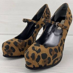Simply Vera Vera Wang leopard pumps. Size 6